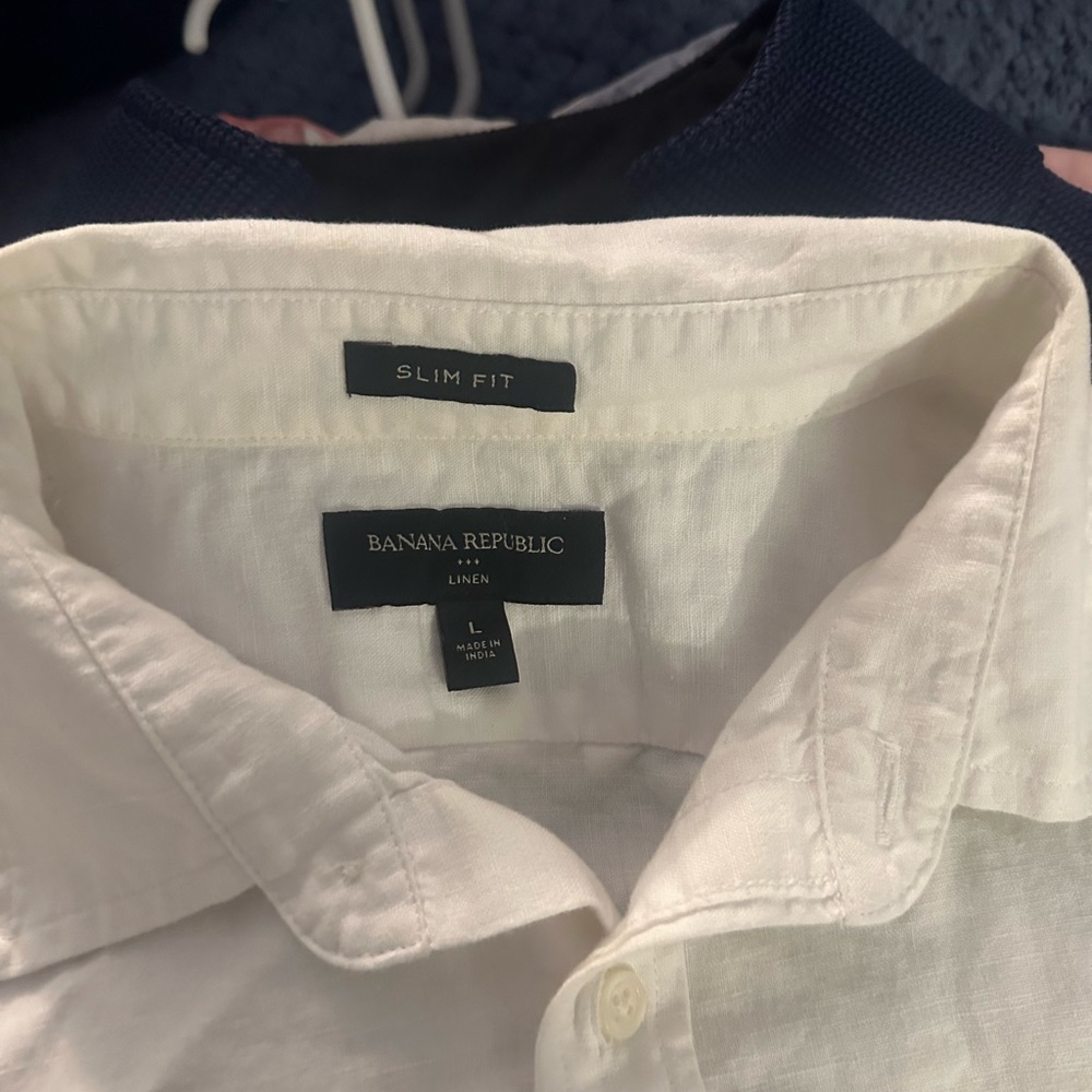BANANA REPUBLIC DRESS SHIRT. SIZE LARGE. COLOR: WHITE